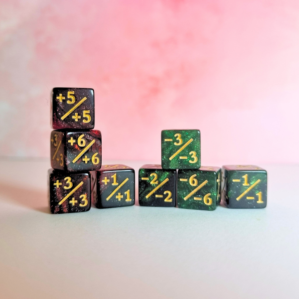 Lot De 63 Dés MTG – Compteurs De Jeu (D6, D20) Et Marqueurs De Capacité – Pochette Velours – Accessoire Pour Magic